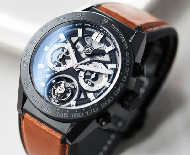 The brown leather strap endows the timepiece with a special taste.